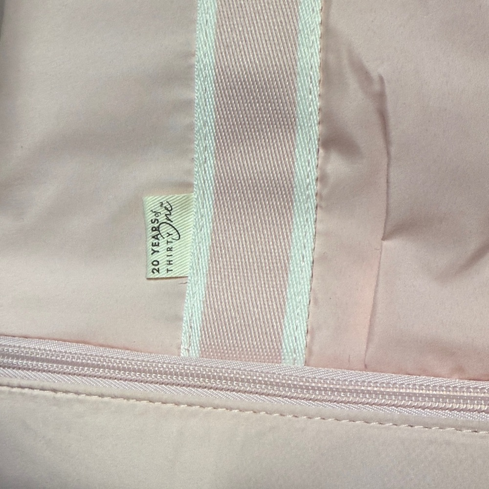 Thirty-One Deluxe Travel Tote Light Pink Heart embroidered - Picture 5 of 7